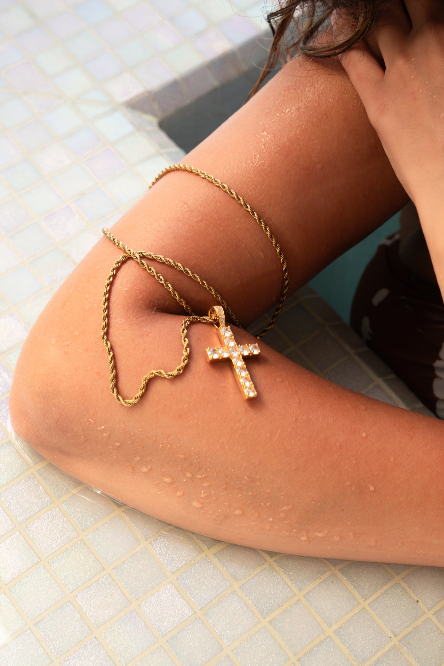 CROSS PENDANT - 18K GOUD (INCLUSIEF KETTING)